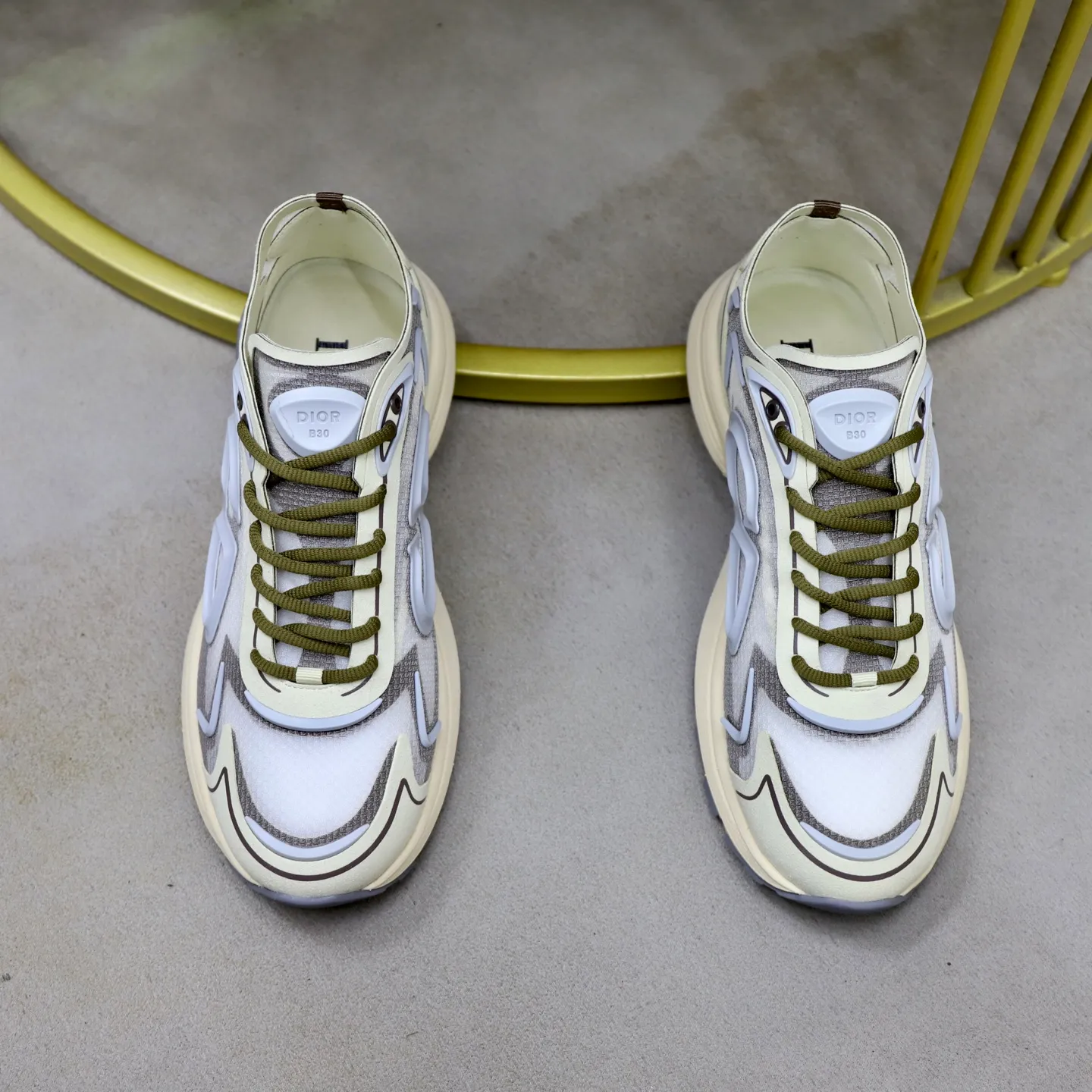 Ex-factory price: 560💰DIOR#B30 COUNTDOWN TECH shoes 1. Inspired by lighter running shoes this season 2. Made of multi-layer transparent nylon upper, futuristic 3. CD30 rubber logo on the tongue/heel to highlight the brand style 4. Equipped with ultra-light foam midsole for the ultimate comfortable wearing experience 5. The entire series uses WELDED (seamless bonding) technology to ensure durability and lightness 6. Full size dopamine color matching, 39-45 (38, 46 customized)
